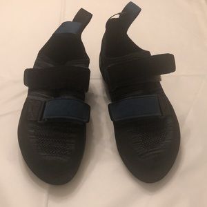 NEW REI Kid’s Black Diamond rock climbing shoes, 5